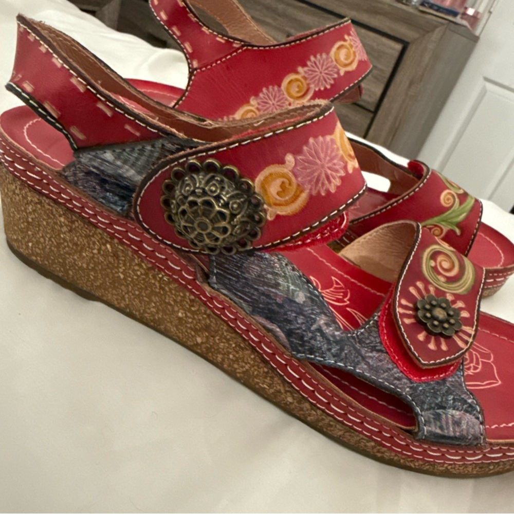 NEW!!! L’Artiste Red and Blue Sandals with Ornate Detailing size 39 or 8 - Picture 5 of 7